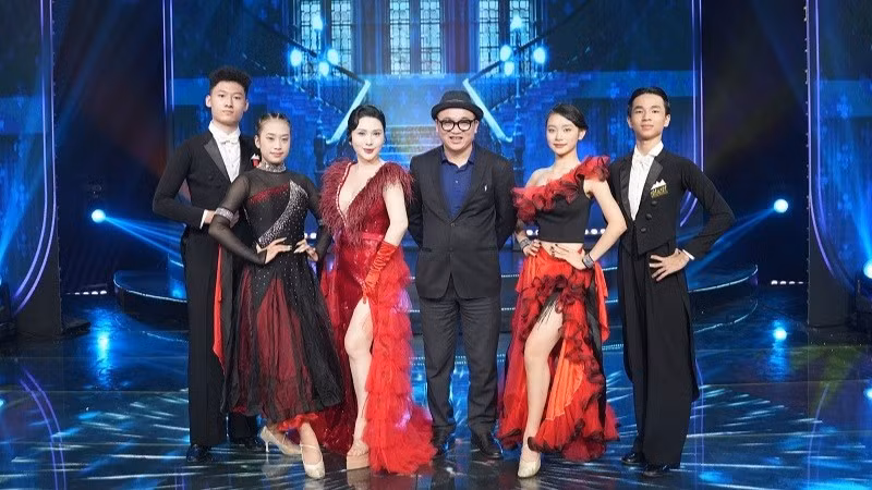 Ca sĩ trẻ Thương Thảo (thứ ba từ trái sang) phối hợp nhà thơ, nhạc sĩ Ngọc Lê Ninh (ở giữa) ra mắt MV “Nỗi nhớ chơi vơi”.