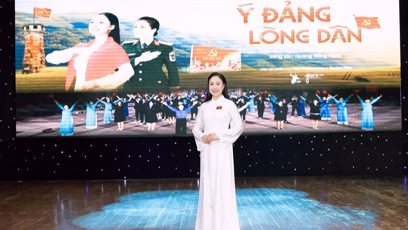 Ca sĩ Trần Bích Ngọc tại buổi ra mắt dự án âm nhạc “Ý Đảng - Lòng dân”. (Ảnh: BÁ HẢI)