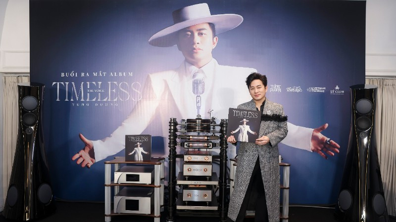 Ca sĩ Tùng Dương ra mắt đĩa than đầu tay “The Voice-Timeless”. (Ảnh: MẠNH NGUYỄN)