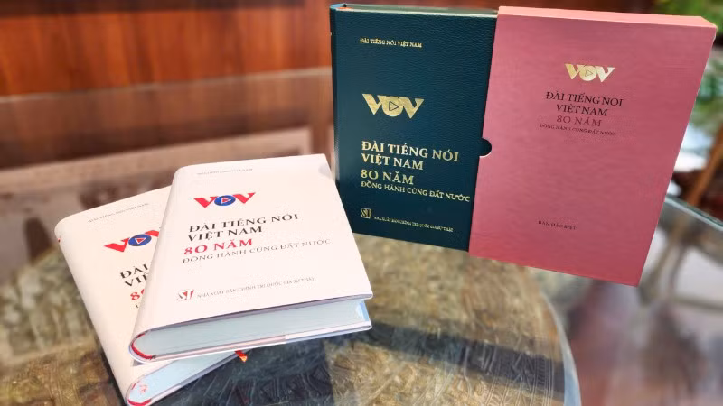 Sách “Đài Tiếng nói Việt Nam - 80 năm đồng hành cùng đất nước” được ra mắt nhân kỷ niệm 80 năm ngày thành lập Đài Tiếng nói Việt Nam. (Ảnh: BTC)