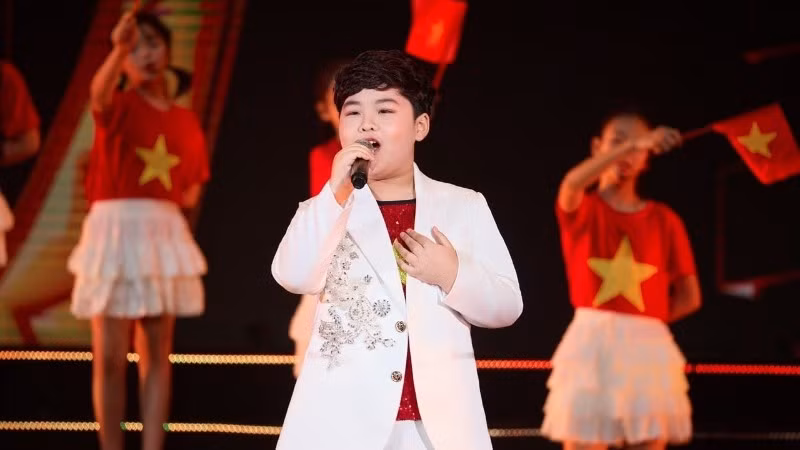 Dương Đức Hải gây ấn tượng khi hát "Nhà tôi có treo một lá cờ".