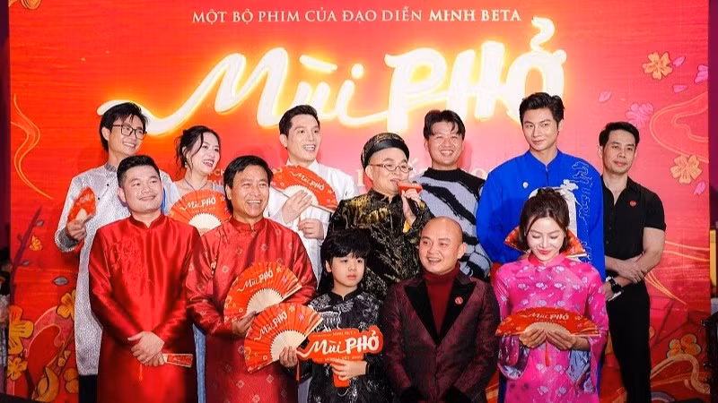 Ê-kíp phim "Mùi Phở" ra mắt khán giả Thủ đô. (Ảnh: Đoàn phim cung cấp)