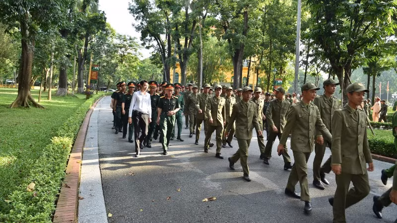 Các cán bộ, chiến sĩ thuộc các lực lượng tham gia Lễ diễu binh, diễu hành kỷ niệm 80 năm Cách mạng Tháng Tám và Quốc khánh 2/9 tham quan Khu Di tích Chủ tịch Hồ Chí Minh tại Phủ Chủ tịch. 