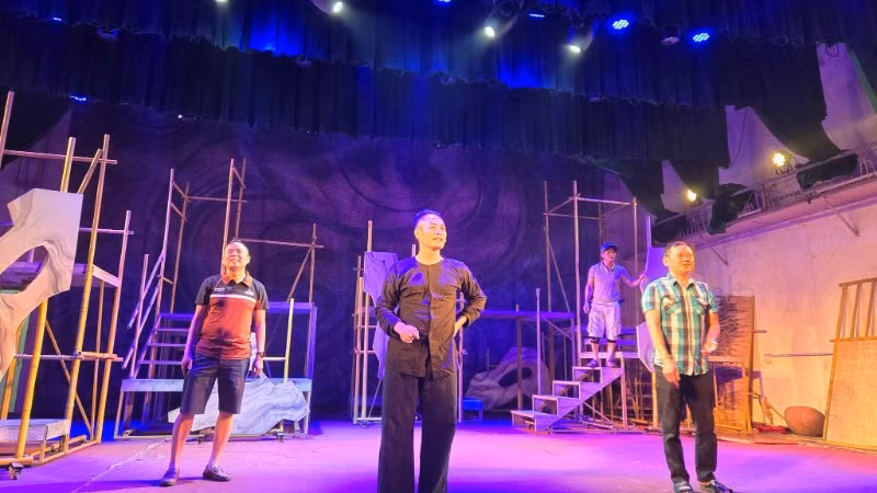 Các nghệ sĩ Nhà hát Sân khấu Truyền thống Quốc gia Việt Nam nỗ lực luyện tập cho vở diễn "Từ Việt Bắc về Hà Nội”.