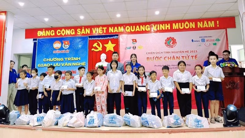Hoa hậu Môi trường Thế giới 2023 Nguyễn Thanh Hà đồng hành cùng hoạt động tình nguyện Kỳ nghỉ hồng. (Ảnh: NVCC)