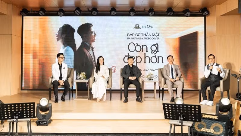 Ê-kíp thực hiện chia sẻ về MV cover "Còn gì đẹp hơn". (Ảnh: BTC)