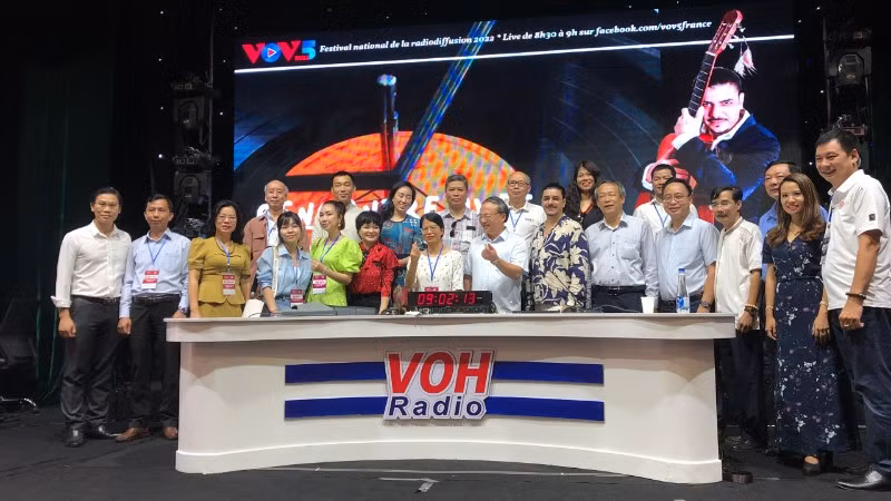 Tổng Giám đốc VOV Đỗ Tiến Sỹ chúc mừng Hội đồng Giám khảo và ê-kíp thực hiện phát thanh trực tiếp tại đài VOH (Thành phố Hồ Chí Minh), Liên hoan Phát thanh lần thứ XV - Năm 2022. (Ảnh: VOV)