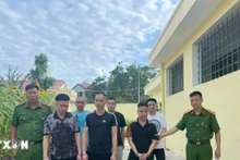 Nhóm đối tượng bị bắt giữ. (Ảnh: TTXVN)