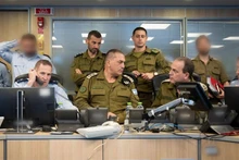 Bức ảnh do Lực lượng Phòng vệ Israel (IDF) công bố ngày 13/6/2025 cho thấy Tổng Tham mưu trưởng IDF, ông Eyal Zamir (ở giữa), đang giám sát các cuộc tấn công của IDF nhằm vào Iran, tại Phòng tình huống của Không quân Israel. (Ảnh: Tân Hoa xã)
