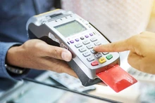 Nghị định 70 được ban hành, trong đó yêu cầu hộ kinh doanh có doanh thu từ 1 tỷ đồng trở lên sử dụng hóa đơn điện tử từ máy tính tiền kết nối với cơ quan thuế. 