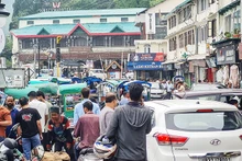 Đường phố tại Mussoorie thường xuyên bị tắc nghẽn trong mùa hè. Ảnh: THE MIGRATION STORY