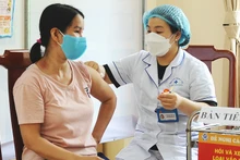 Tiêm phòng dịch tại y tế cơ sở. Ảnh: SONG ANH
