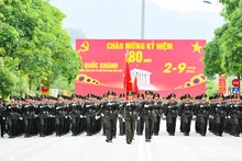 Hơn hai tháng tập luyện đã giúp những bước chân của các chiến sĩ trở nên đều đặn, mạnh mẽ hơn.