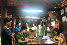 Không quản ngày đêm, cán bộ Công an xã Pờ Y tích cực hỗ trợ người dân làm VNeID.