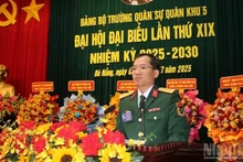 Đại tá Lương Đình Chung, Bí thư Đảng ủy, Chính ủy Quân khu 5 phát biểu chỉ đạo tại Đại hội. (Ảnh: ĐÌNH TĂNG)
