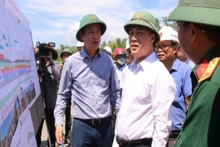 Thứ trưởng Xây dựng Nguyễn Việt Hùng và Đoàn công tác kiểm tra tiến độ dự án cao tốc Hòa Liên-Túy Loan ngày 17/7. (Ảnh: ANH ĐÀO)