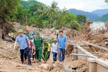 Bí thư Tỉnh ủy Nghệ An Nguyễn Đức Trung (đi đầu, bên trái) kiểm tra, chỉ đạo khắc phục hậu quả lũ lụt ở xã Mỹ Lý. (Ảnh: PHẠM BẰNG)