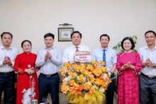 Chủ tịch Ủy ban nhân dân tỉnh Trần Duy Đông thăm, chúc mừng Văn phòng đại diện Báo Nhân Dân.