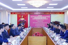 Đồng chí Trần Lưu Quang, Bí thư Trung ương Đảng, Trưởng Ban Chính sách, chiến lược Trung ương làm việc và trao đổi kinh nghiệm với Đoàn Ban Cải cách Doanh nghiệp Trung ương Đảng Nhân dân Cách mạng Lào. (Ảnh: Phương Hoa/TTXVN)