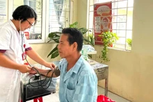 Bác sĩ Trạm Y tế xã Ứng Thiên (Hà Nội) khám sức khỏe cho người dân.