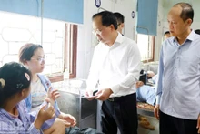 Đồng chí Nguyễn Duy Lâm, Bí thư Tỉnh ủy Hà Tĩnh đến thăm hỏi, động viên các nạn nhân.