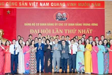 Đồng chí Lê Hoài Trung, Bí thư Trung ương Đảng, Chánh Văn phòng Trung ương Đảng với các đại biểu, đảng viên tại Đại hội cơ quan Đảng ủy các cơ quan Đảng Trung ương nhiệm kỳ 2025-2030. (Ảnh ĐĂNG KHOA)