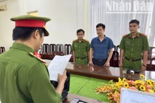 Cơ quan Cảnh sát điều tra Công an tỉnh Bạc Liêu tống đạt quyết định khởi tố bị can Đỗ Huy Bình. (Ảnh: TRỌNG NGUYỄN)