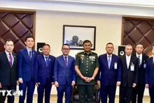 Tổng Tham mưu trưởng Lực lượng vũ trang Malaysia, Đại tướng Mohd Nizam bin Hj Jaffar (giữa) cùng Trưởng đoàn Thái Lan Trung tướng Nuttapong Praokaew (bên cạnh phải) và Trưởng đoàn Campuchia Thiếu tướng Sin Sokha (bên cạnh trái) cùng các thành viên của hai đoàn. (Ảnh: TTXVN phát)
