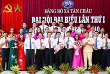Đồng chí Phan Đình Trạc và các đại biểu cấp tỉnh chúc mừng Ban Chấp hành Đảng bộ xã Tân Châu, nhiệm kỳ 2025-2030.