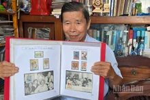 Ông Trần Hữu Huệ đam mê sưu tập tem Bác Hồ.