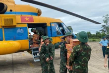 Những chuyến bay cứu trợ đầu tiên chuẩn bị cất cánh.