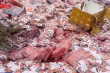 [Video] Hàng tấn bánh kẹo, thực phẩm ăn vặt không rõ nguồn gốc bị đổ bỏ tại La Phù