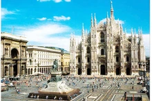 Quảng trường trung tâm thành phố Piazza del Duomo (Milan, Italia).