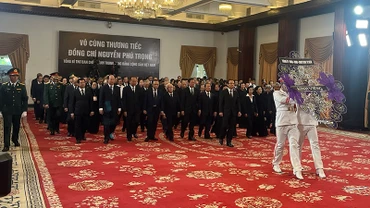 Đoàn Thành ủy, Hội Đồng nhân dân, Ủy ban nhân dân Thành Phố Hồ Chí Minh kính viếng Tổng Bí thư Nguyễn Phú Trọng.