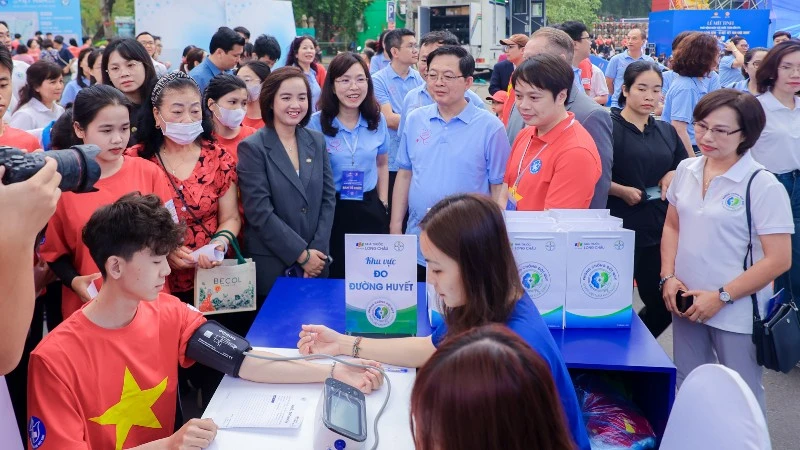 Bộ Y tế và Long Châu đẩy mạnh phòng bệnh, tầm soát đột quỵ hưởng ứng Ngày Sức khỏe toàn dân