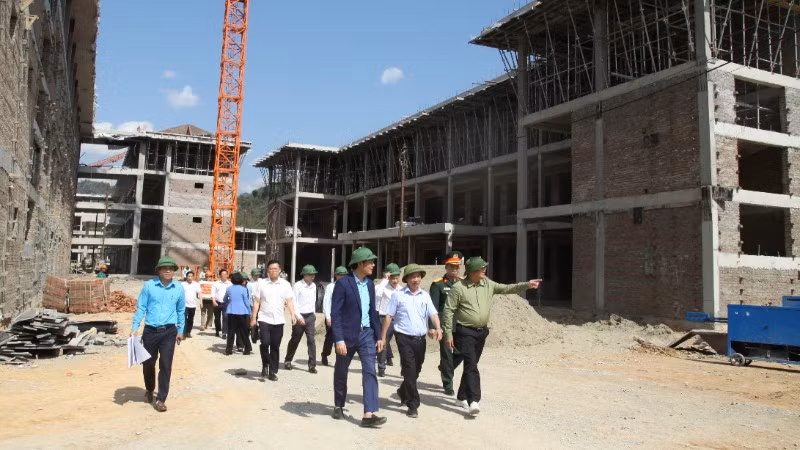 Bí thư Tỉnh ủy Lai Châu cùng đoàn công tác đến kiểm tra và đánh giá cao việc đáp ứng tiến độ thi công của nhà thầu.