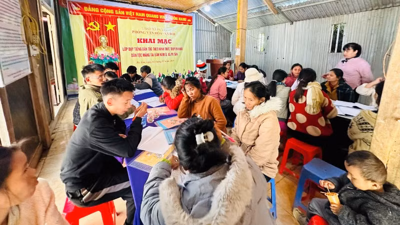 Xã Pa Tần tổ chức lớp học tiếng dân tộc Mảng theo hình thức truyền miệng cho lớp trẻ.