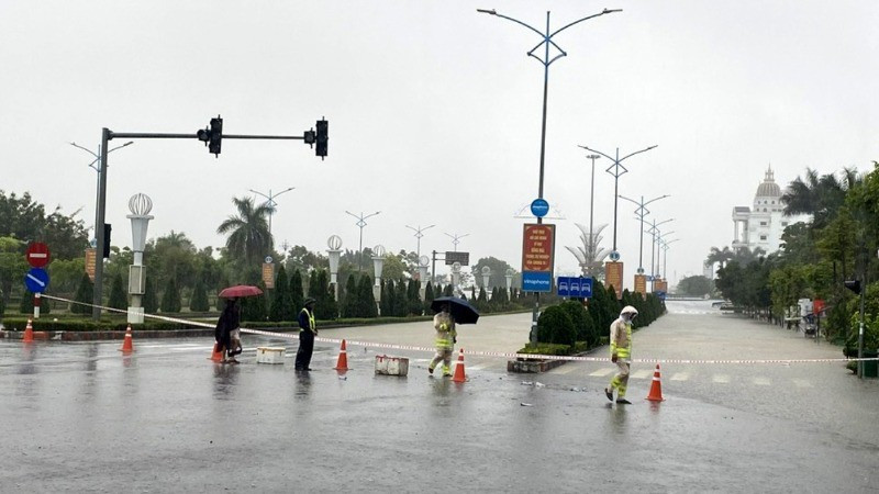 Lực lượng chức năng phải phân luồng ở nhiều tuyến đường do ngập úng. z6683414775910-9eacacfb079bbaf896e7e7b49263dab5-9376.jpg
