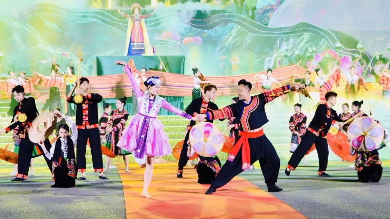 Chương trình nghệ thuật mang chủ đề “Lai Châu kỳ vĩ-rực rỡ sắc màu” tại buổi khai mạc.