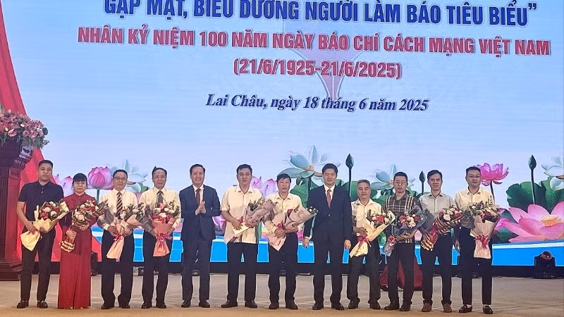 Lãnh đạo tỉnh Lai Châu tặng hoa chúc mừng đại diện các cơ quan báo chí tại Lai Châu.