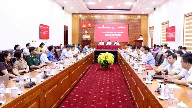 Đông đảo các đại biểu và nhà báo tham dự hội thảo.