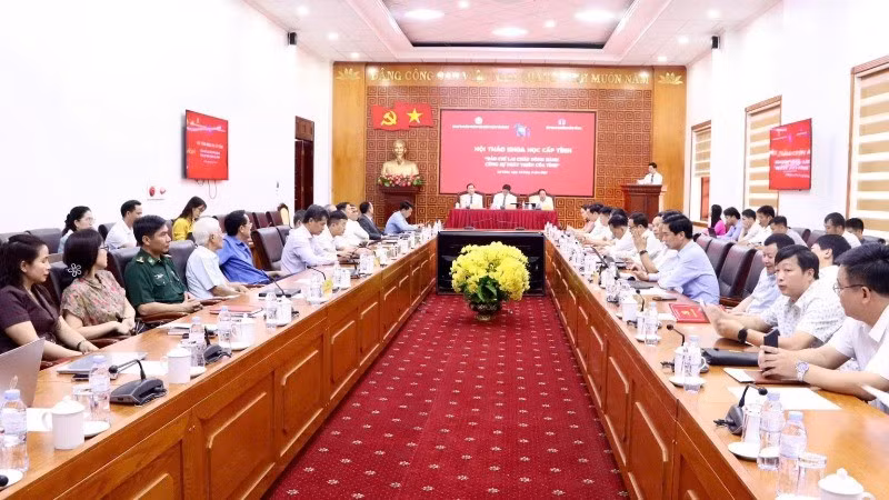 Đông đảo các đại biểu và nhà báo tham dự hội thảo.