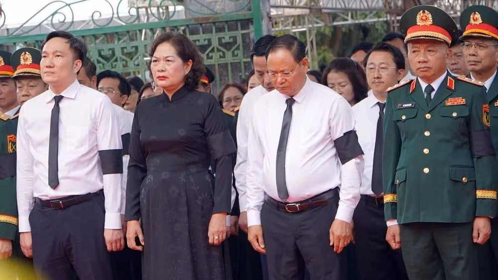 Phó Chủ tịch Quốc hội Nguyễn Thị Hồng cùng lãnh đạo tỉnh Lai Châu, Bộ Quốc phòng tại Lễ truy điệu, an táng hài cốt liệt sĩ. (Ảnh: Trần Tuấn)