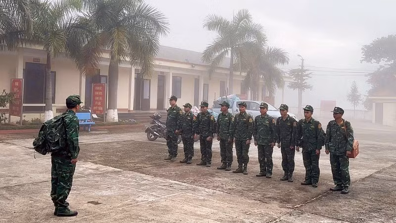 Cán bộ chiến sĩ Đồn Biên phòng Thu Lũm trước giờ tuần tra.