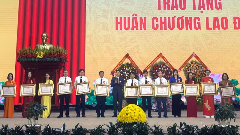 Lãnh đạo tỉnh Lai Châu trao Huân chương lao động Hạng 3 cho các cá nhân điển hình tiên tiến.