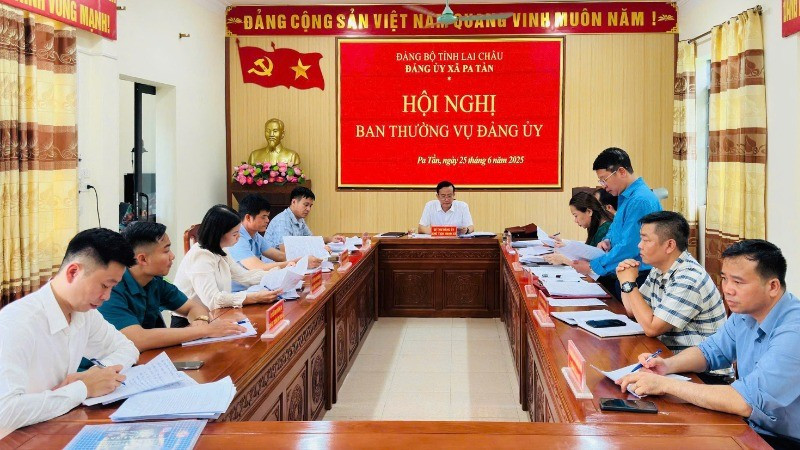 Ban Thường vụ xã Pa Tần mới họp triển khai các bước chuẩn bị cho ngày sáp nhập 1/7.