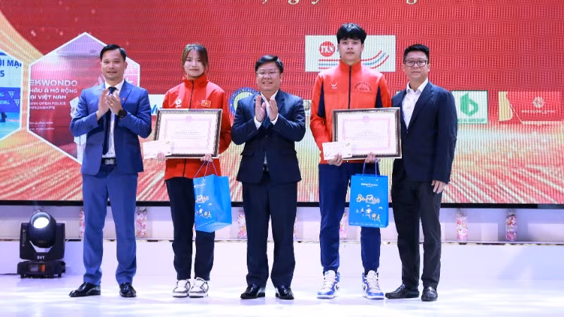 Lãnh đạo Sở Văn hóa, Thể thao và Du lịch Lai Châu trao Bằng khen cho các vận động viên tiêu biểu xuất sắc.