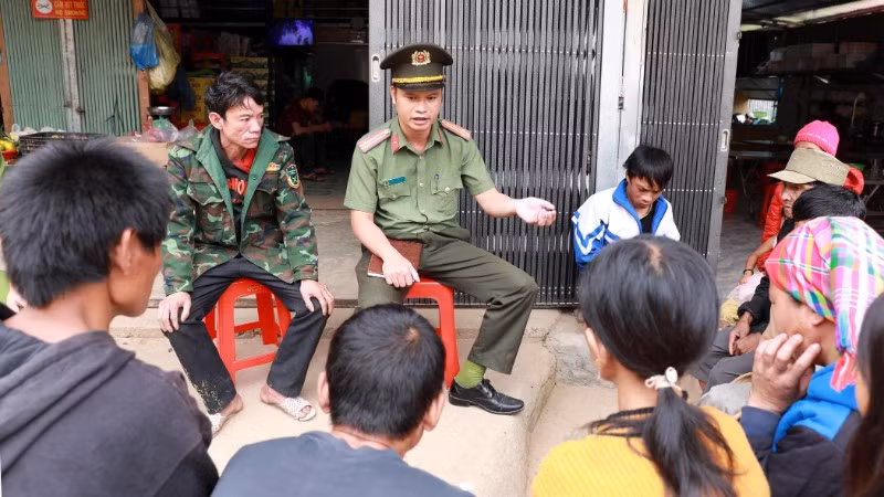 Công an xã Pa Ủ xuống bản tuyên truyền về tệ nạn ma túy và vận động bà con phòng chống ma túy.