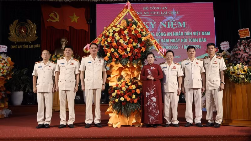 Bí thư Tỉnh ủy Lai Châu tặng hoa chúc mừng Công an Lai Châu nhân kỷ niệm 80 năm Ngày truyền thống Công an nhân dân.