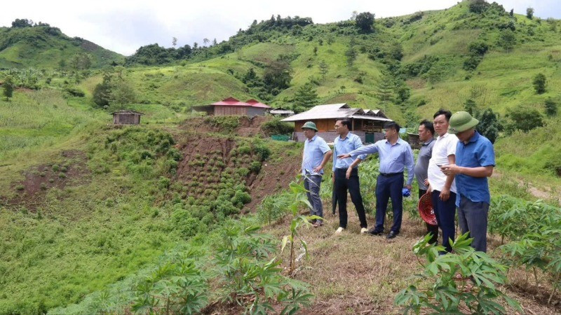 Chính quyền địa phương khảo sát thực địa, xác định các khu vực an toàn để lập phương án di chuyển dân. z6842718462603-c84d46bda638165b07cb6923b8fae2c3-5934.jpg